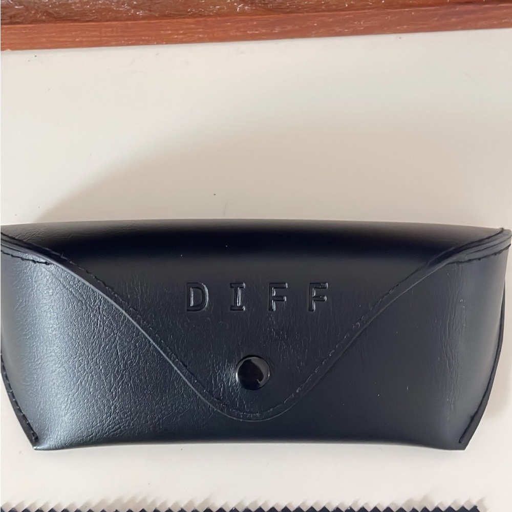Diff sunglass case with dust cloth